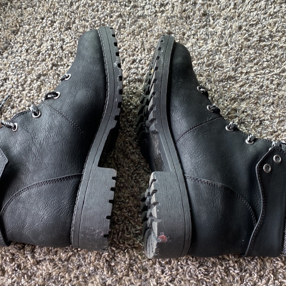 Black Low Cut Boots, Size 9 - Picture 5 of 8